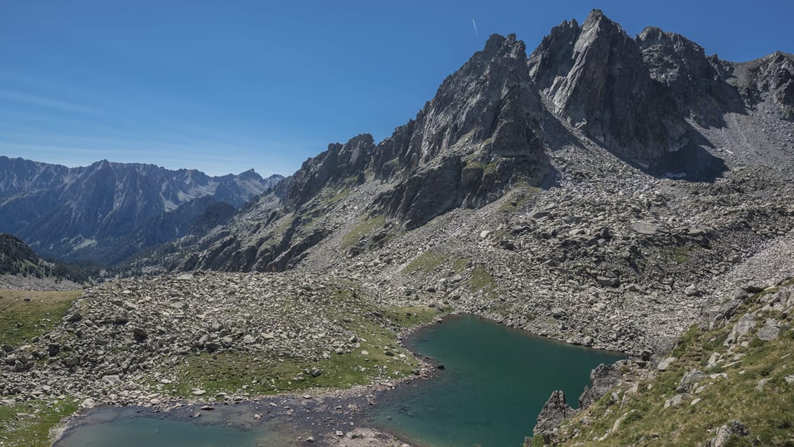 Tag på vandretur i den unikke natur ved Estany de port de Ratera i Espot , Spanien