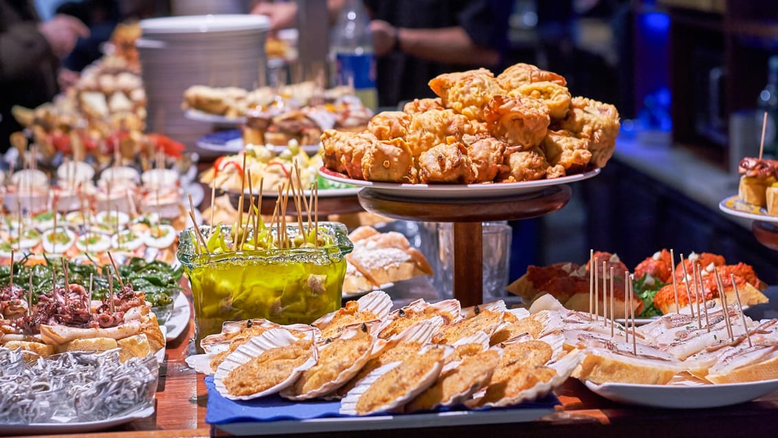 Prøv den lokale specialitet Pintxos i San Sebastian, Spanien