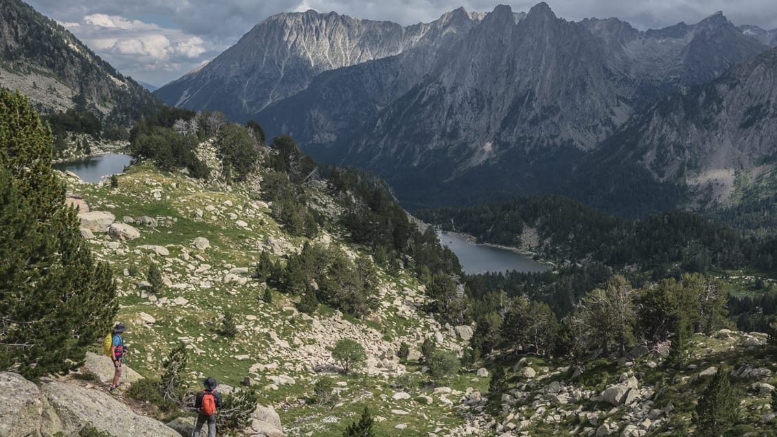 Tag på vandretur i Nationalparken Aiguestortes and Estany de Sant Maurici i Espot, Spanien