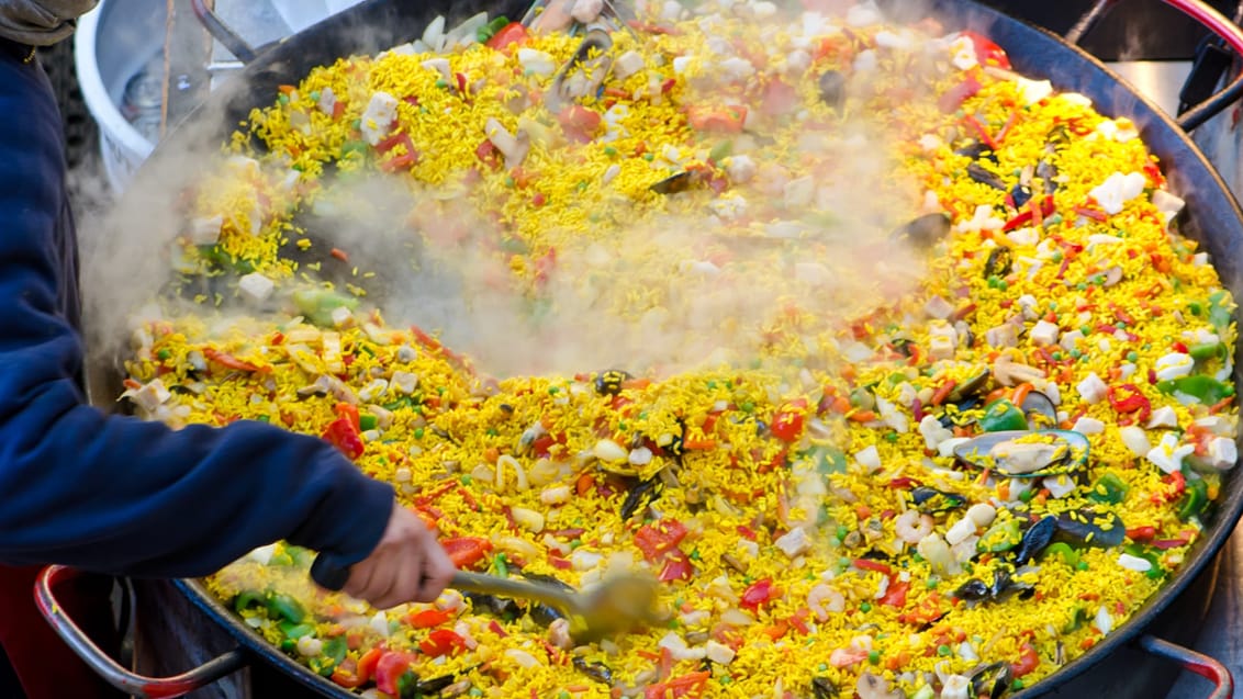 Du må ikke gå glip af at prøve den lokale spanske ret paella