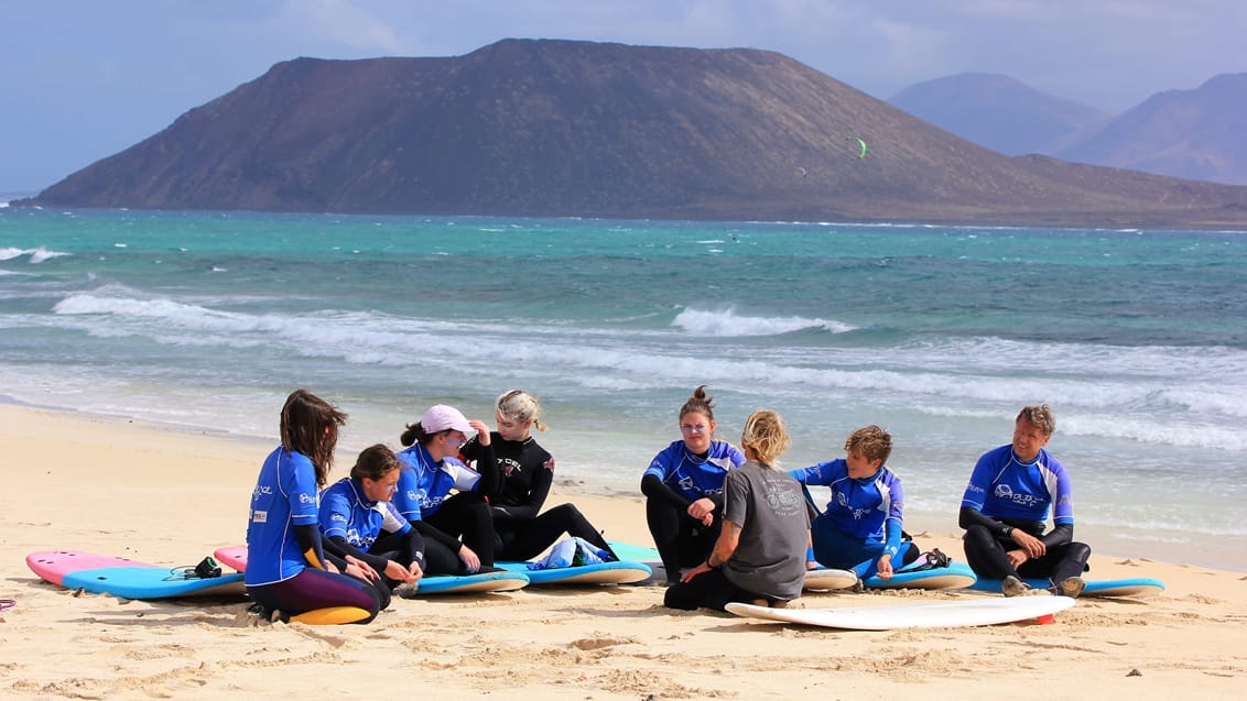 Fælles undervisning og øvelser på surfstrandene på øen
