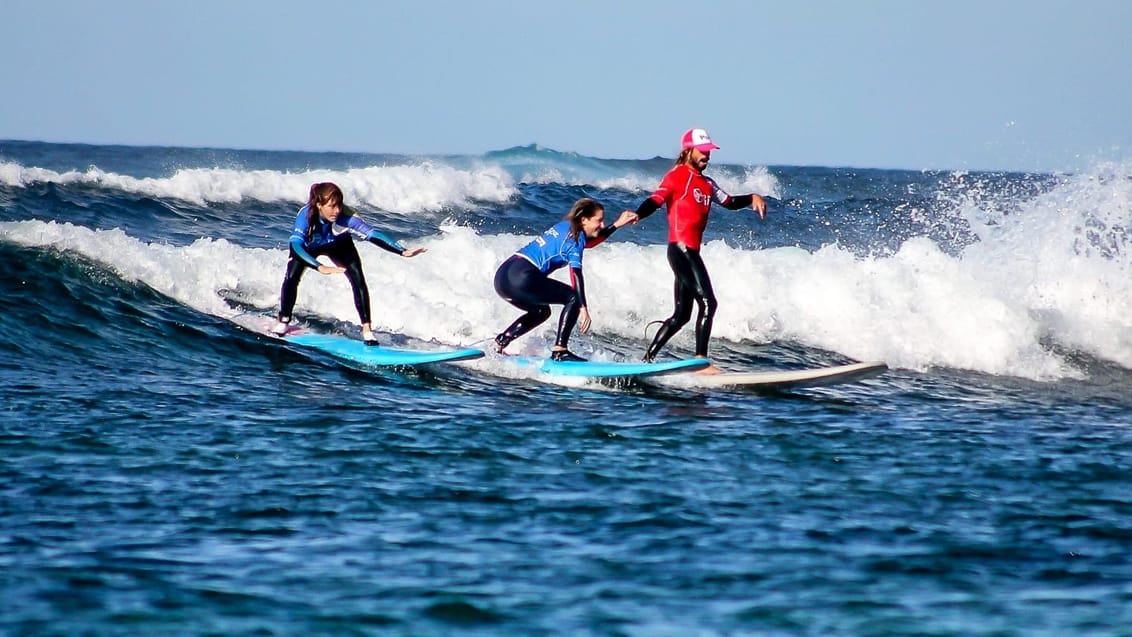 Man lærer hurtigt at blive bedre og holde balancen på surfbrættet i det lune vand omkring Fuerteventura