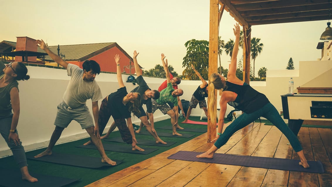 På surfskolen kan du også deltage i yogaklasser