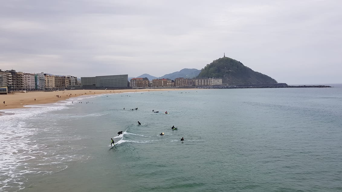 Surfin ved Zurriola Beach i San Sebastian, Spanien