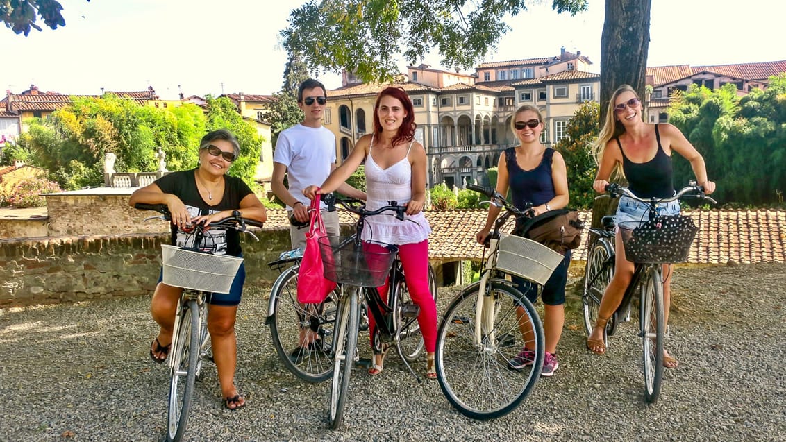 Tag vennerne fra sprogskolen ud på en cykeltur i byen og brug dit italienske