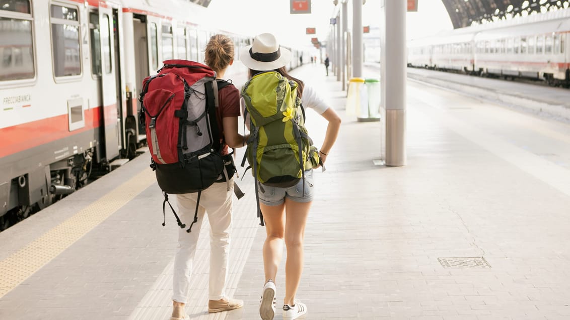 To backpackere forsøger at finde vej i Milano fra togstationen