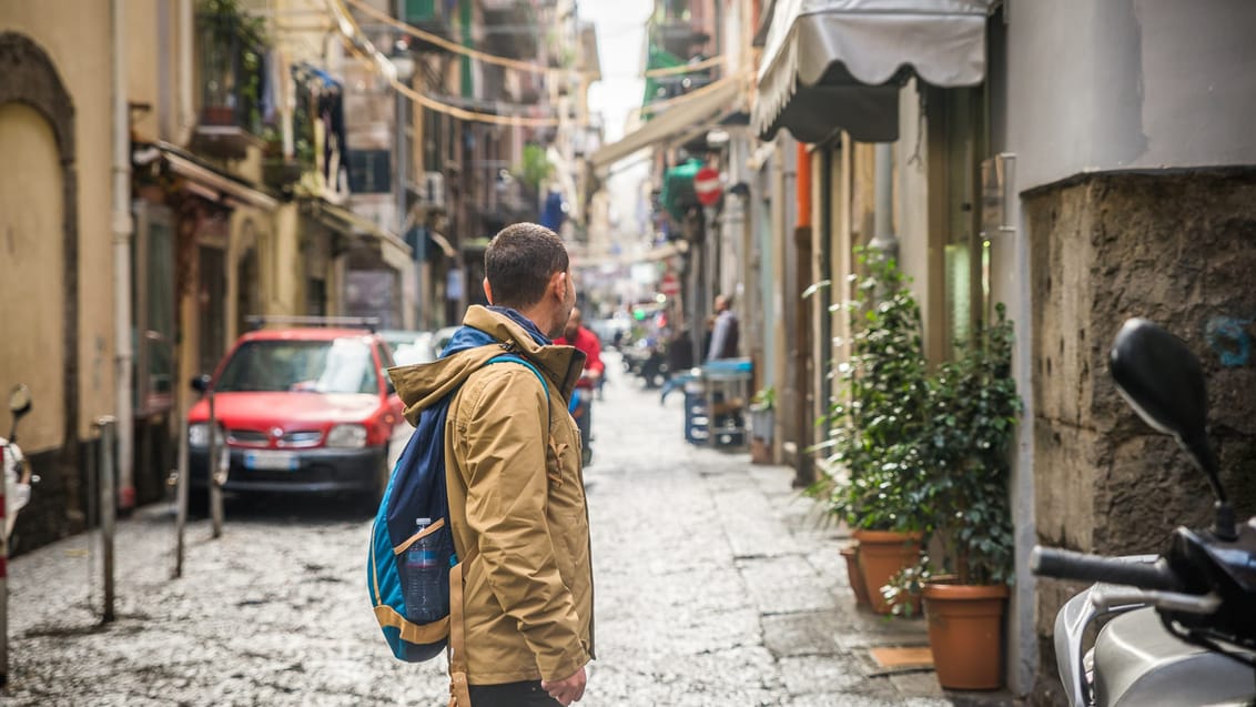 Backpacker går rundt i Napolis gamle gader