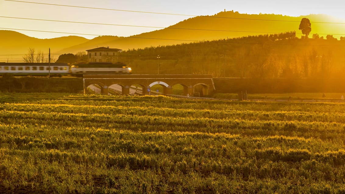 På togrejse gennem billedsmukke Toscana