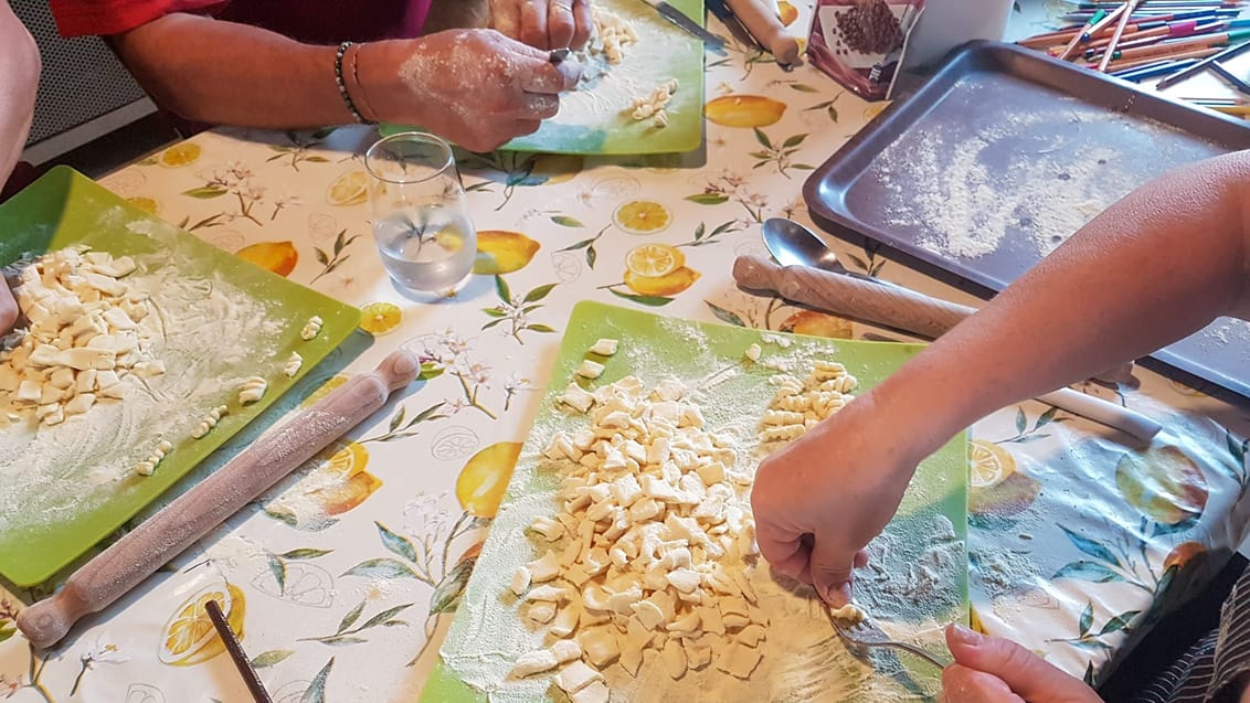 Få fingrene ned i råvarerne på en cookingclass i Siracusa