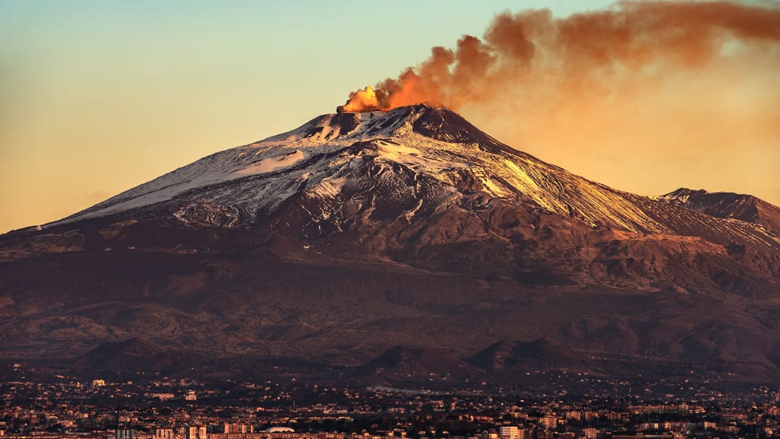 Etna tårner sig op på Sicilien. Den aktive vulkan er Europas største.