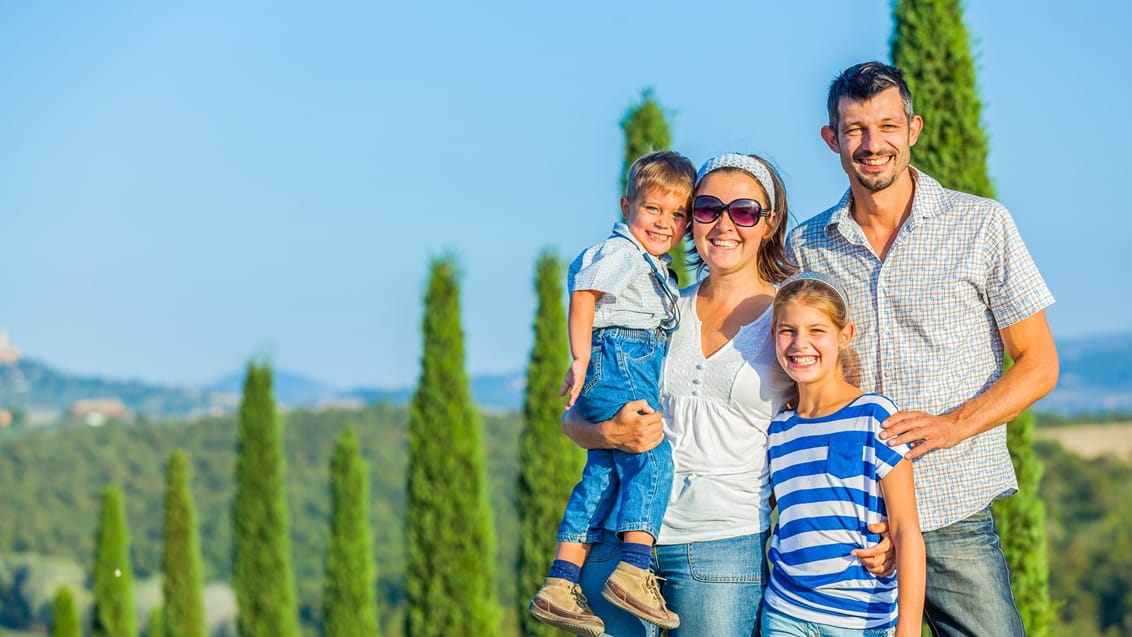 Familieportræt mellem cipresser i Toscana