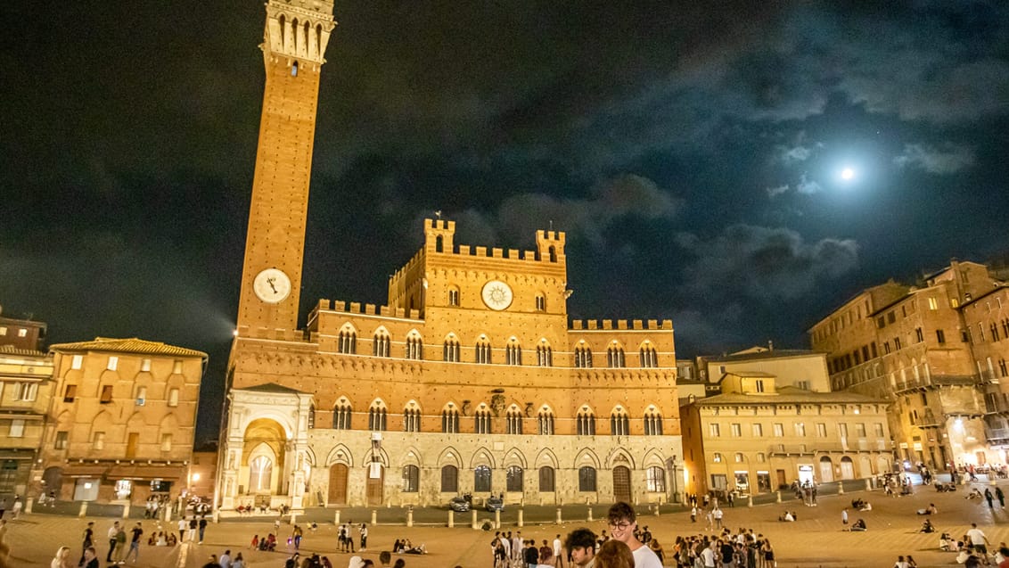 Siena Piazza del Campo om aftenen