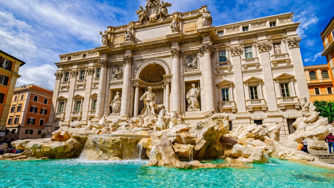 Den smukke Trevi-fontæne er et af verdens mest kendte springvand. Her er en helt særlig stemning især om aftenen.