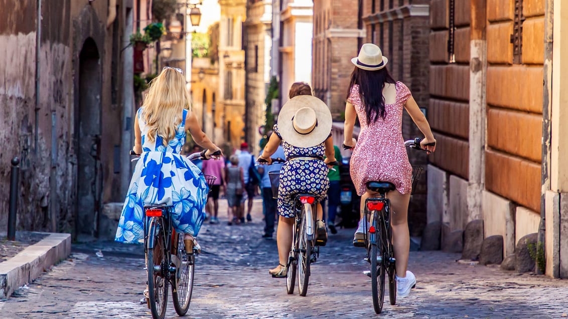 Kom nemt rundt i de små snoede gader i Rom på cykel.