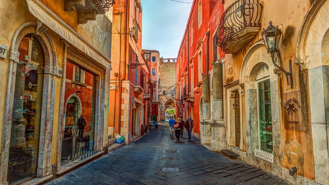Gå en tur i de hyggelige gader i den lille by Taormina på Siciliens østkyst.