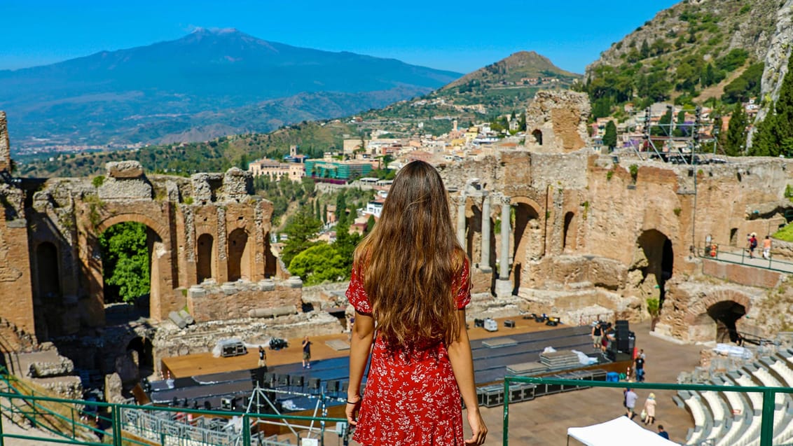 Udsigt over det antikke græske teater i Taormina.