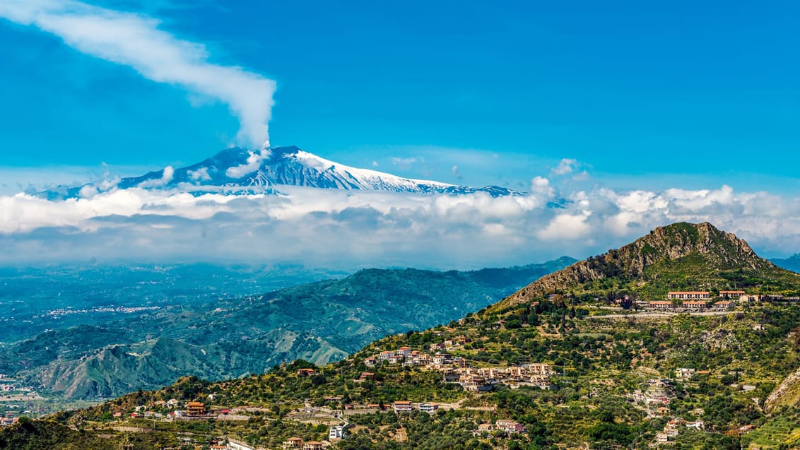 Her ses den aktive vulkan Etna fra byen Taormina.
