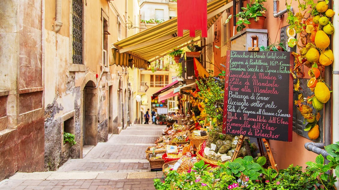 Nyd en latte macchiato eller en italiensk carbonara på en af de mange små hyggelige caféer i Taormina.