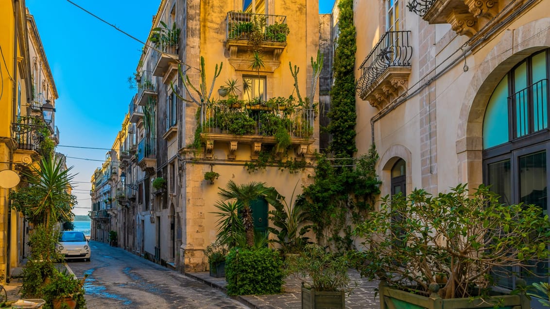 Gå gennem de hyggelige gader i Siracuse på Siciliens østkyst