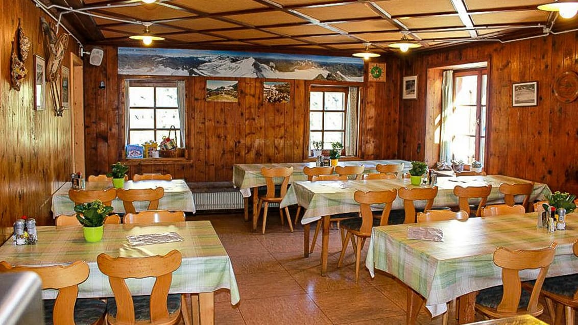 Fælleslokalet på et refugio i Dolomitterne