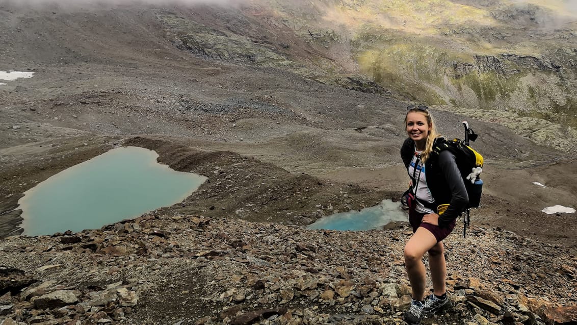 Trekking imellem bjergsøerne ad smalle stier