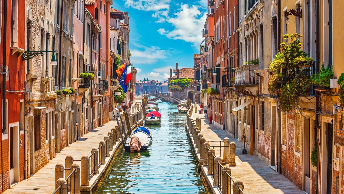 En smal gade (kanal) i Venedig