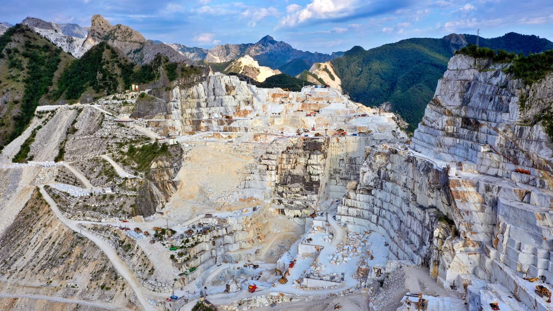 Besøg de fascinerende marmor bjerge ved Carrara i Toscana