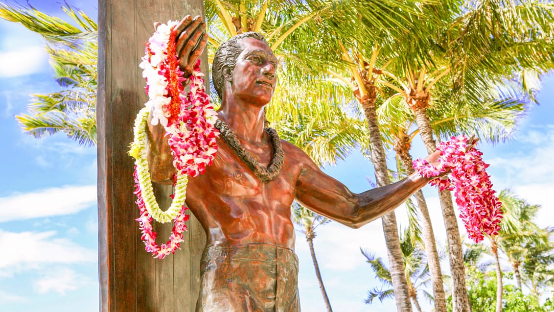 Ved Waikiki Beach står en statue af manden, der introducerede surfing til Hawaii, Duke Kuhanamoku