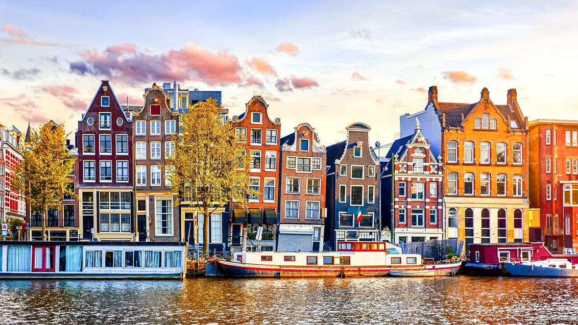 Amsterdam er kendt for sine mange smukke kanaler i hjertet af byen