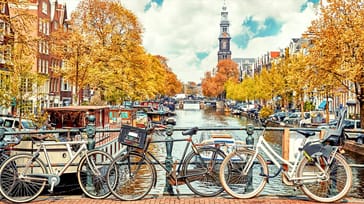 Amsterdam er kendt for mange kanaler og endnu flere cykler