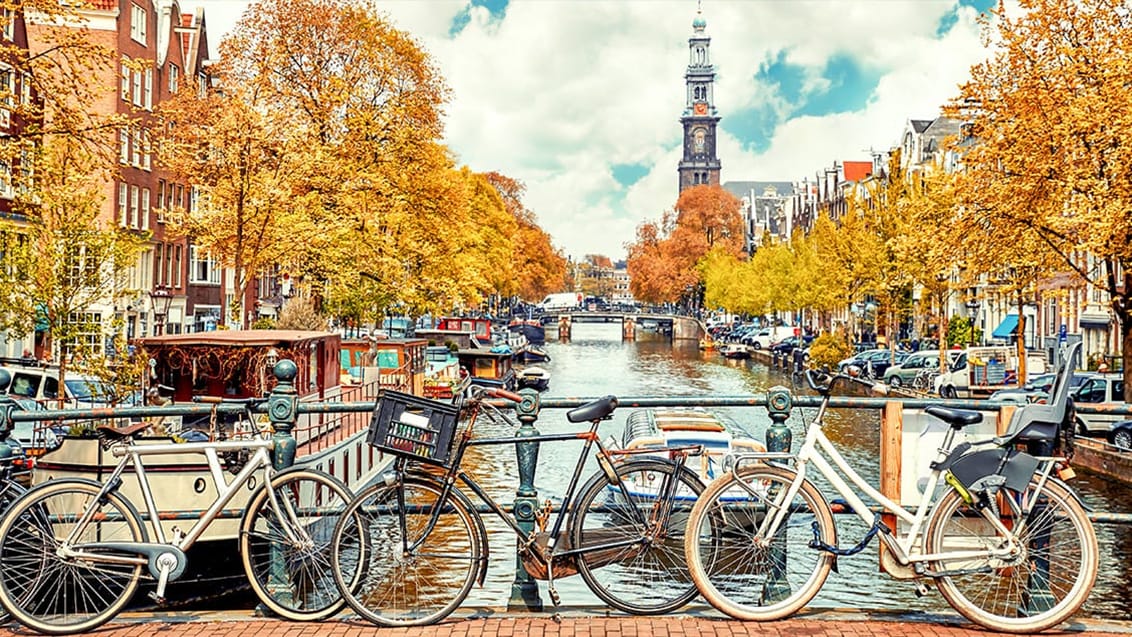 Amsterdam er kendt for sine mange kanaler og endnu flere cykler
