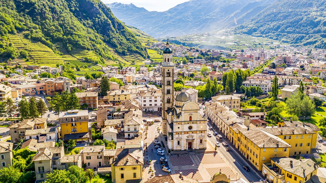Rejsen kommer forbi den lille by Tirano i de italienske alper