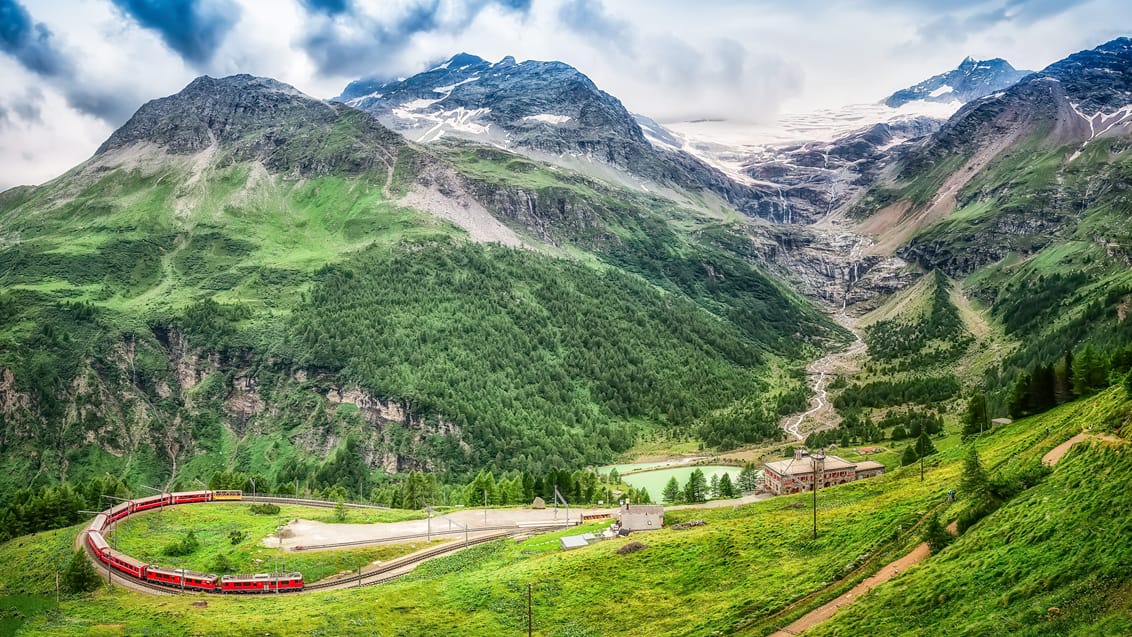 Rejsen går med Bernina-expressen gennem Alperne i Schweiz