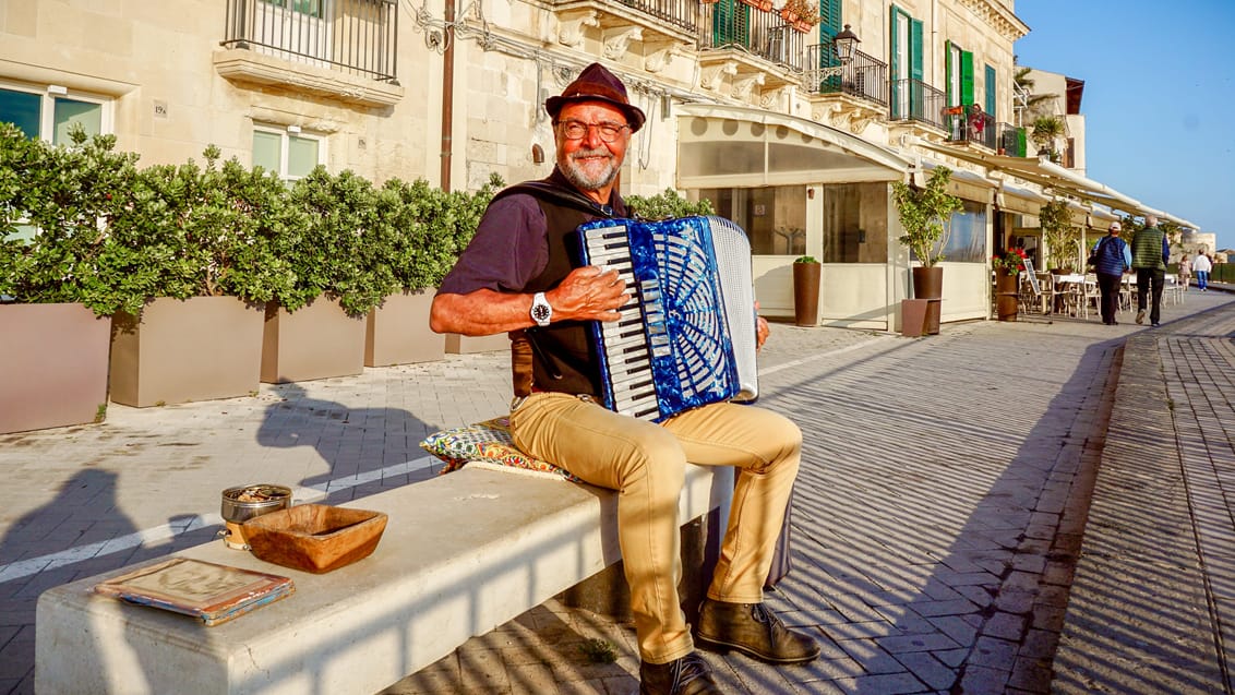 Gademusikant og feriestemning på Sicilien