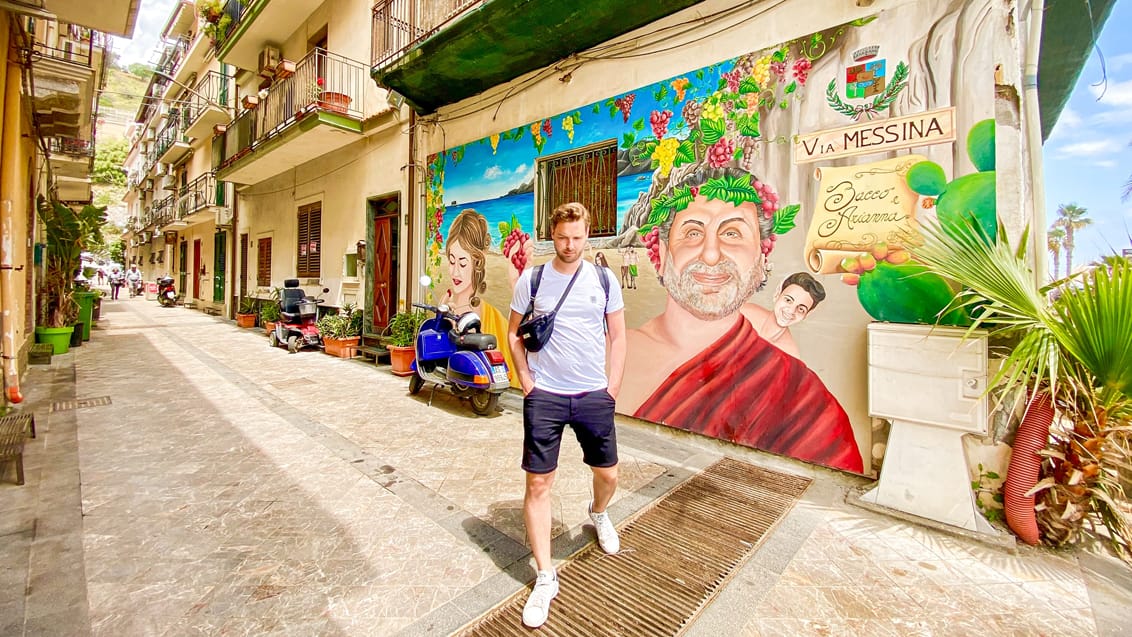 Gå på opdagelse i de farverige gader i Letojanni ved Taormina