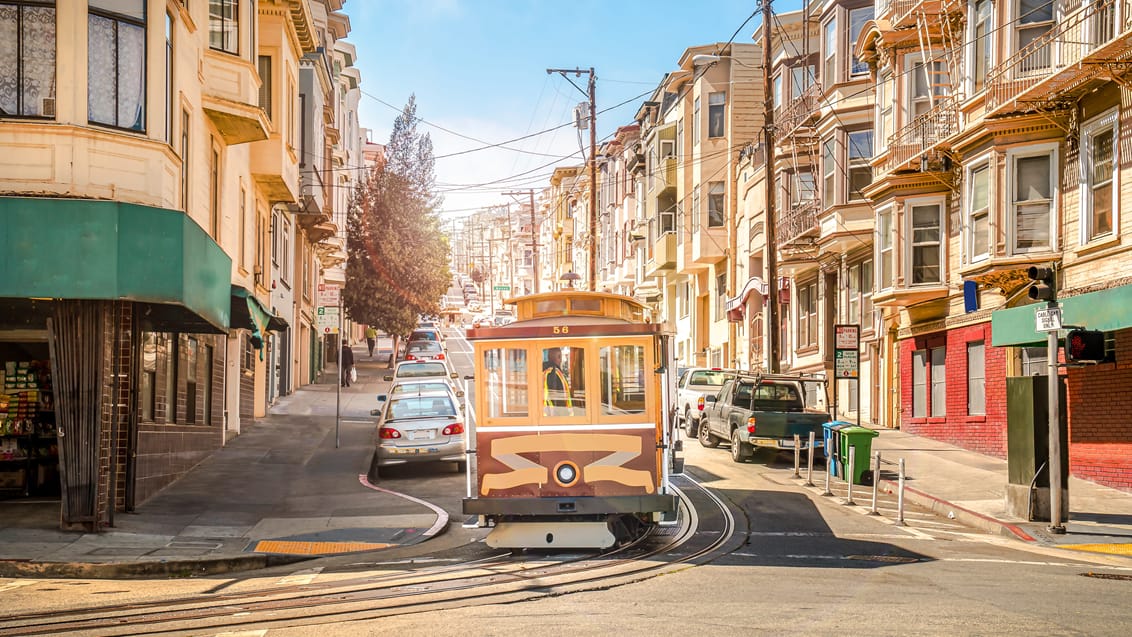De gamle sporvogne og San Franciscos bakkede gader
