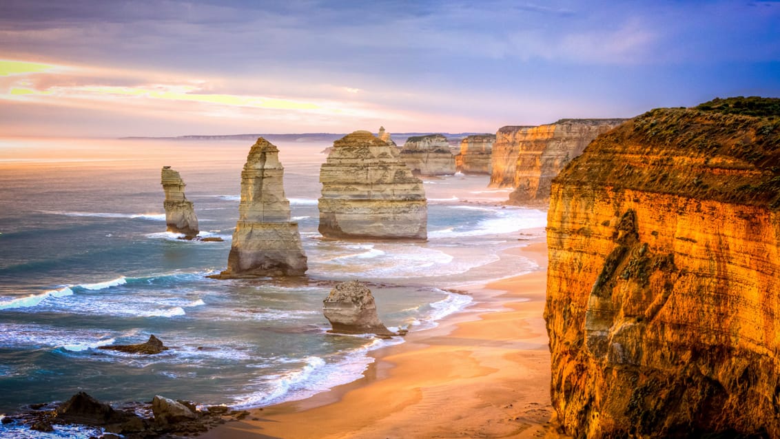 Great Ocean Road snor sig over 300 km langs Australiens voldsomme sydvendte kyst med enorme bølger og spektakulære klippeformationer