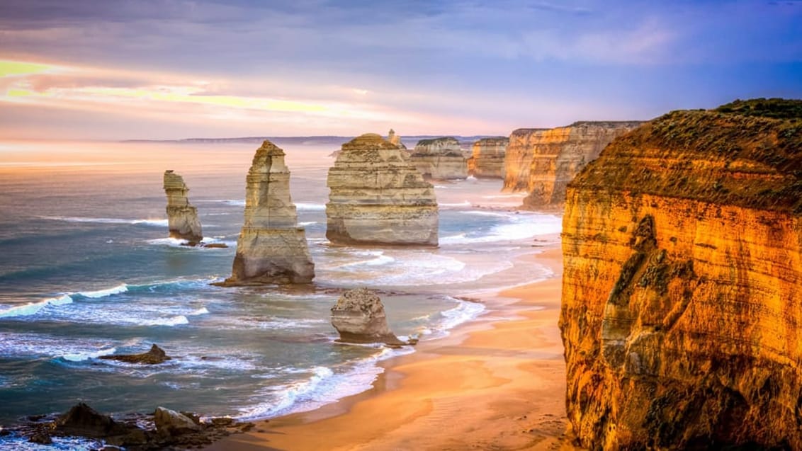 Great Ocean Road snor sig over 300 km langs Australiens voldsomme sydvendte kyst med enorme bølger og spektakulære klippeformationer