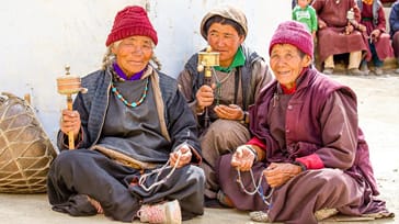 Buddhistiske kvinder ved Lamayuru Gompa i Leh