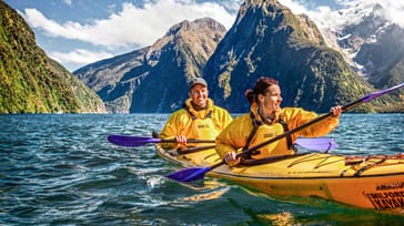 Nyd roen og den imponerende natur mens du udforske Doubtful Sound i kajak