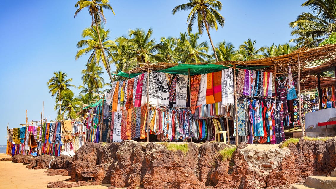 Strandshops langs stranden ved Goa