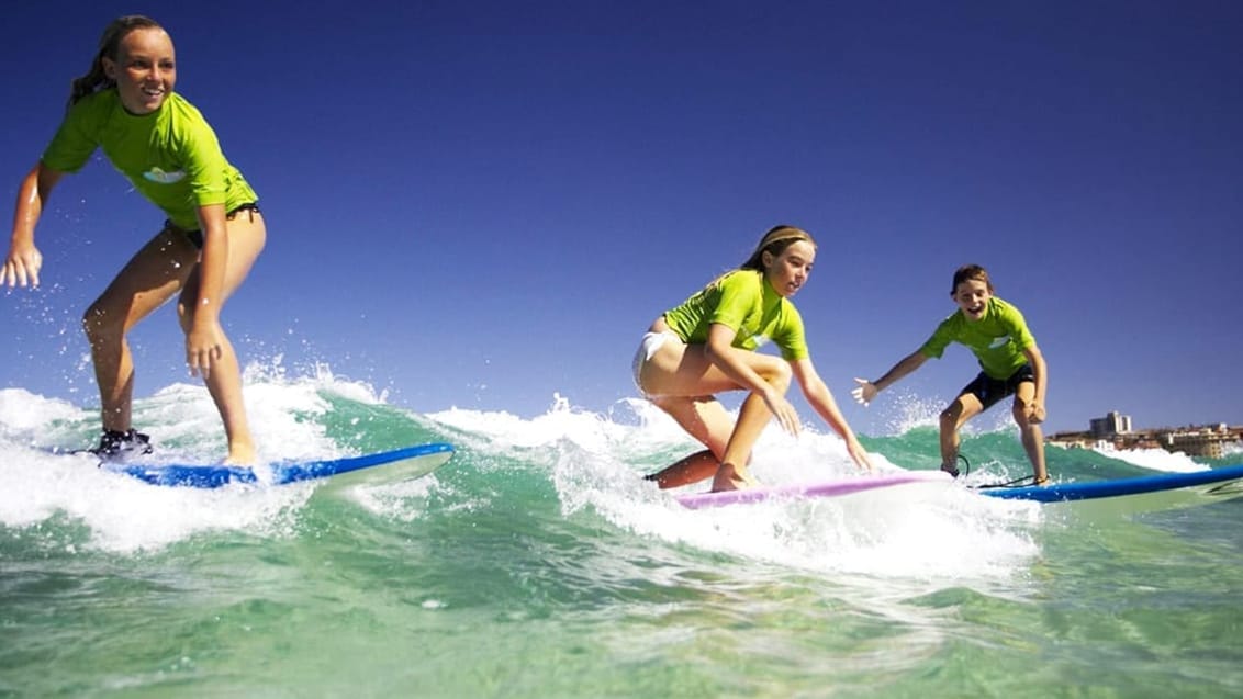 Surfing er også for børn. Det er muligt for hele familien at få surfundervisning sammen