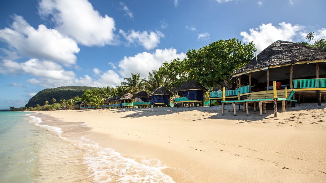 De simple fales ved stranden på Taufua Beach Fales