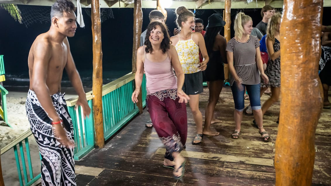 Gæsterne inviteres til at danse med efter island night på Taufua Beach Fales