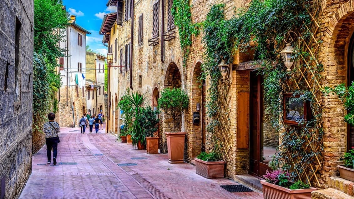 De gamle middelaldergader i San Gimignano, Toscana