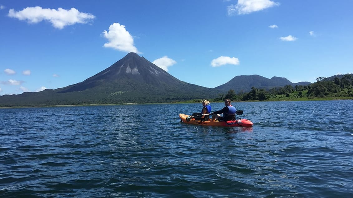 Kajaktur på Arenal-søen i Costa Rica