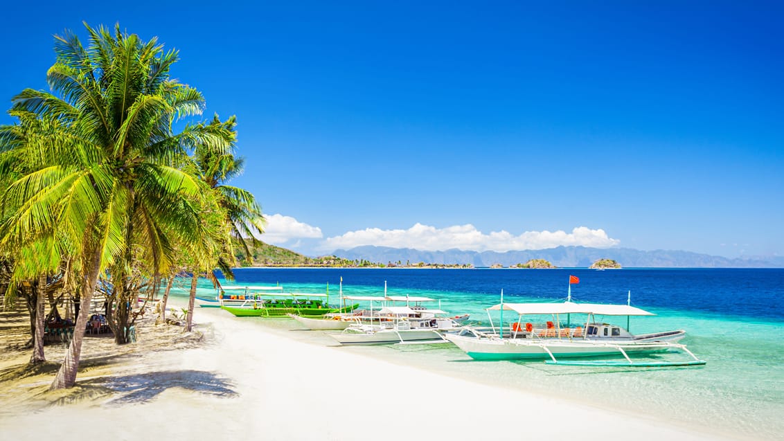 Både i strandkanten på dejlige Boracay