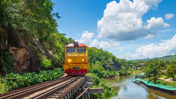 Tag toget fra Bangkok til Kanchanaburi i Thailand