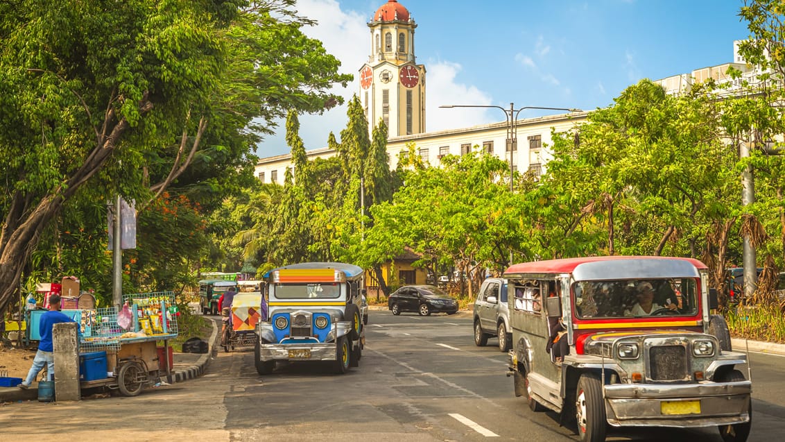 Jeepneys i den gamle byden af Manila