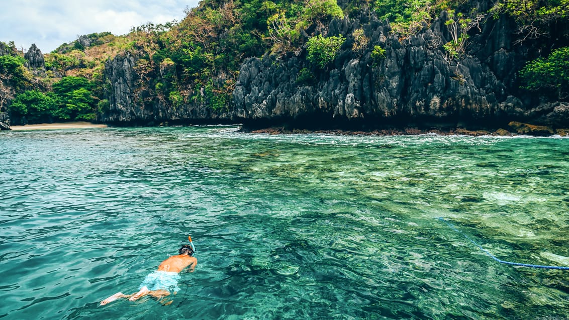 Snorkling i det klare vand ved El Nido